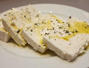 Το γιαγιαδίστικο κόλπο για να διατηρήσετε φρέσκια την φέτα για μήνες